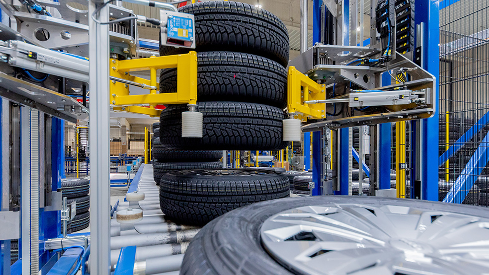 Modernste Maschinen helfen bei der Verarbeitung unserer Kompletträder.